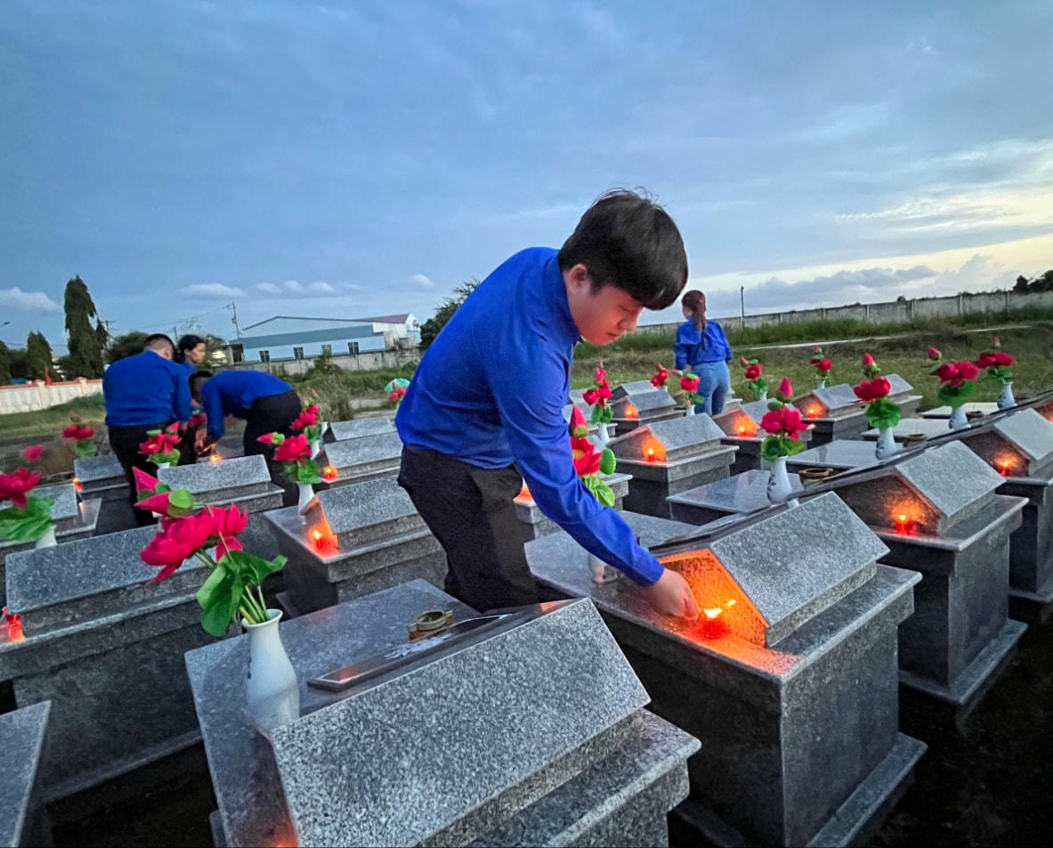 Mỗi ngọn nến thể hiện tấm lòng thành kính, sự biết ơn sâu sắc của thế hệ hôm nay với công lao to lớn của những người đã hy sinh quên mình vì sự nghiệp đấu tranh giải phóng dân tộc, xây dựng và bảo vệ Tổ quốc.