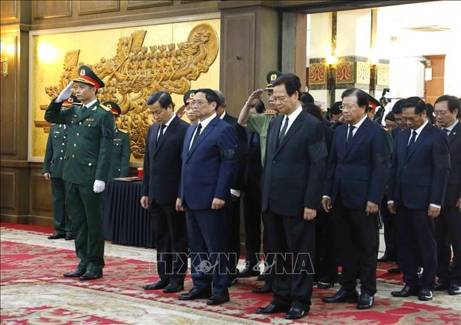 Đoàn đại biểu Chính phủ do Thủ tướng Phạm Minh Chính dẫn đầu viếng phó Thủ tướng Lê Văn Thành. Ảnh: An Đăng/TTXVN.