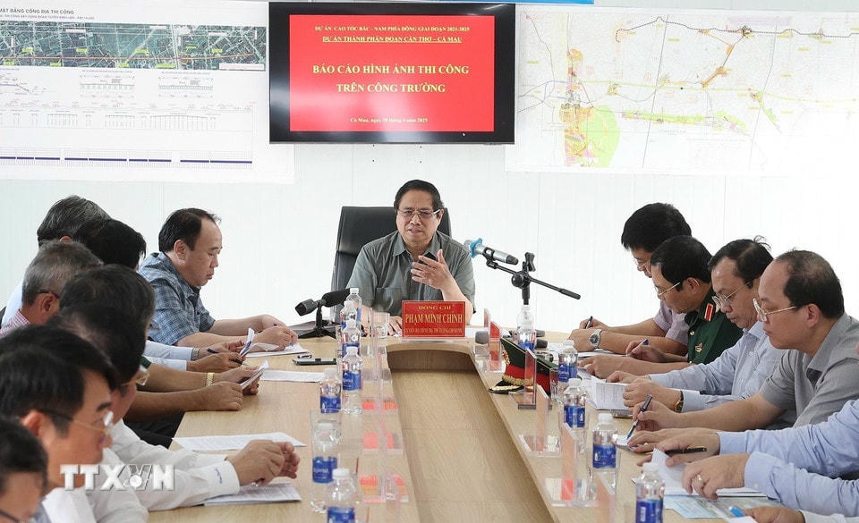 Thủ tướng Phạm Minh Chính làm việc với các đơn vị thi công dự án đường bộ cao tốc Cần Thơ-Cà Mau. (Ảnh: Dương Giang/TTXVN)