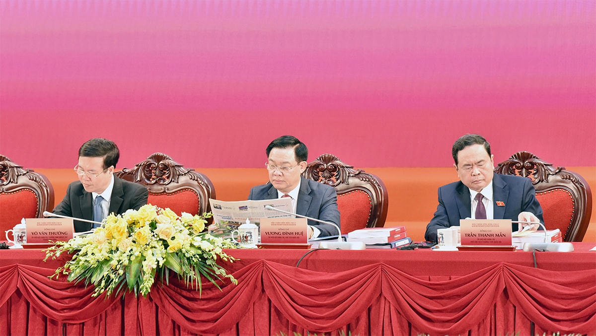 Chủ tịch Quốc hội Vương Đình Huệ; Thường trực Ban Bí thư Võ Văn Thưởng; Phó Chủ tịch Thường trực Quốc hội Trần Thanh Mẫn chủ trì Hội thảo. Ảnh: Lâm Hiển.