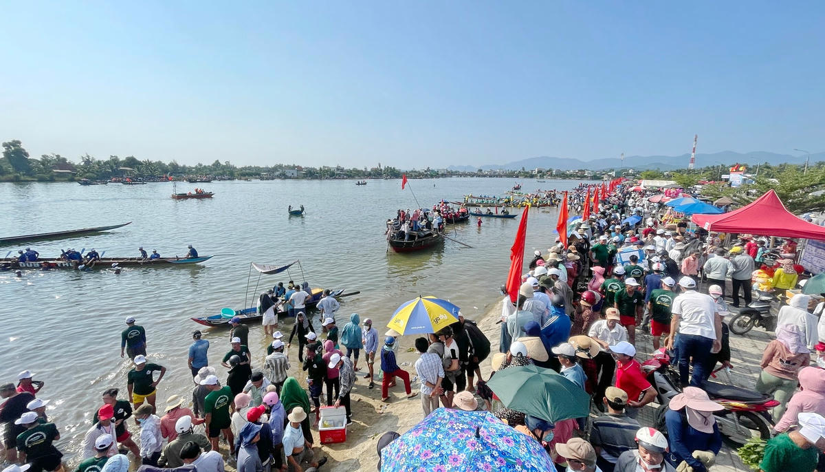 Rất đông người dân theo dõi buổi đua thuyền.