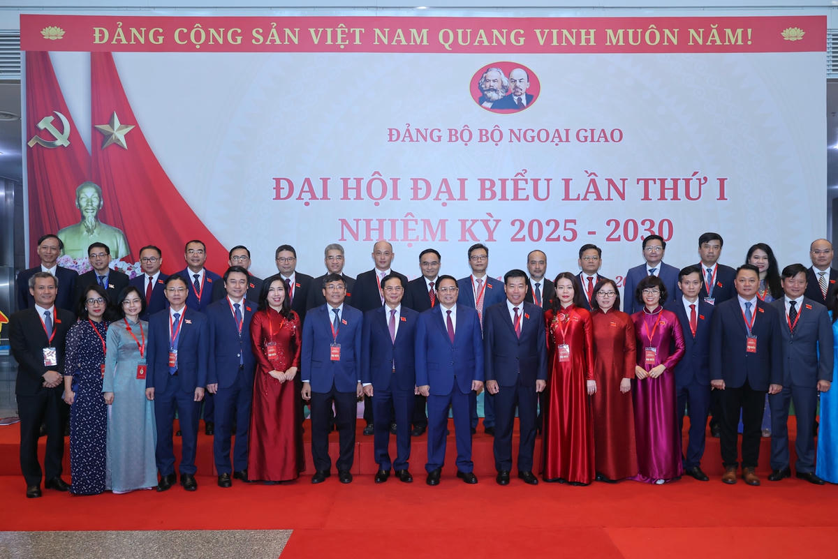 Thủ tướng: Xây dựng ngành ngoại giao chuyên nghiệp, văn minh, hiện đại, nhân văn, hiệu quả- Ảnh 10.