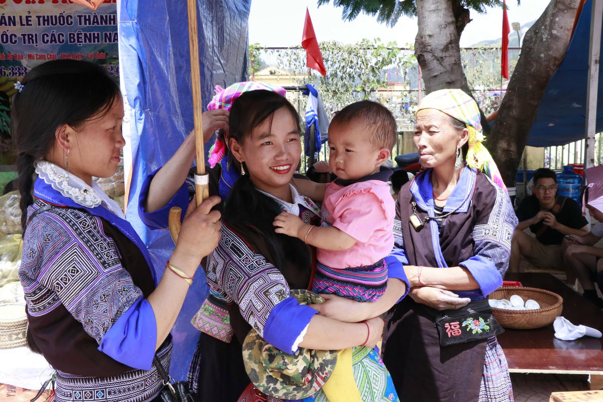 Người xuống phố huyện chơi, xúng xính trong trang phục truyền thống