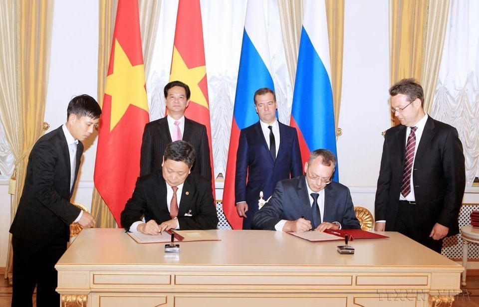 Thủ tướng Nguyễn Tấn Dũng và Thủ tướng Nga Nga D. Medvedev chứng kiến Lễ ký giữa Bộ Văn hoá, Thể thao và Du lịch Việt Nam và Cơ quan Liên bang về du lịch Nga ký kết hợp tác trong lĩnh vực du lịch giai đoạn 2013-2015 (Moscow, 14/5/2013). (Ảnh: Đức Tám/TTXVN)