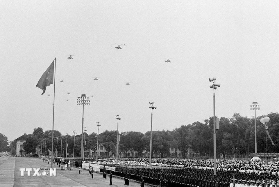 Dàn máy bay trực thăng của Phòng không không quân bay qua lễ đài. (Ảnh: Kim Hùng/TTXVN)
