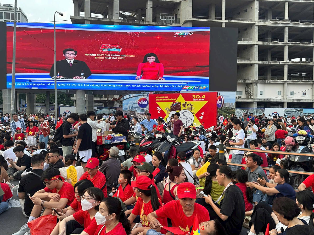 Khu vực Chợ Bến Thành đông nghẹt người dân chờ đợi để xem trình diễn từ các hoạt động chào mừng 304.