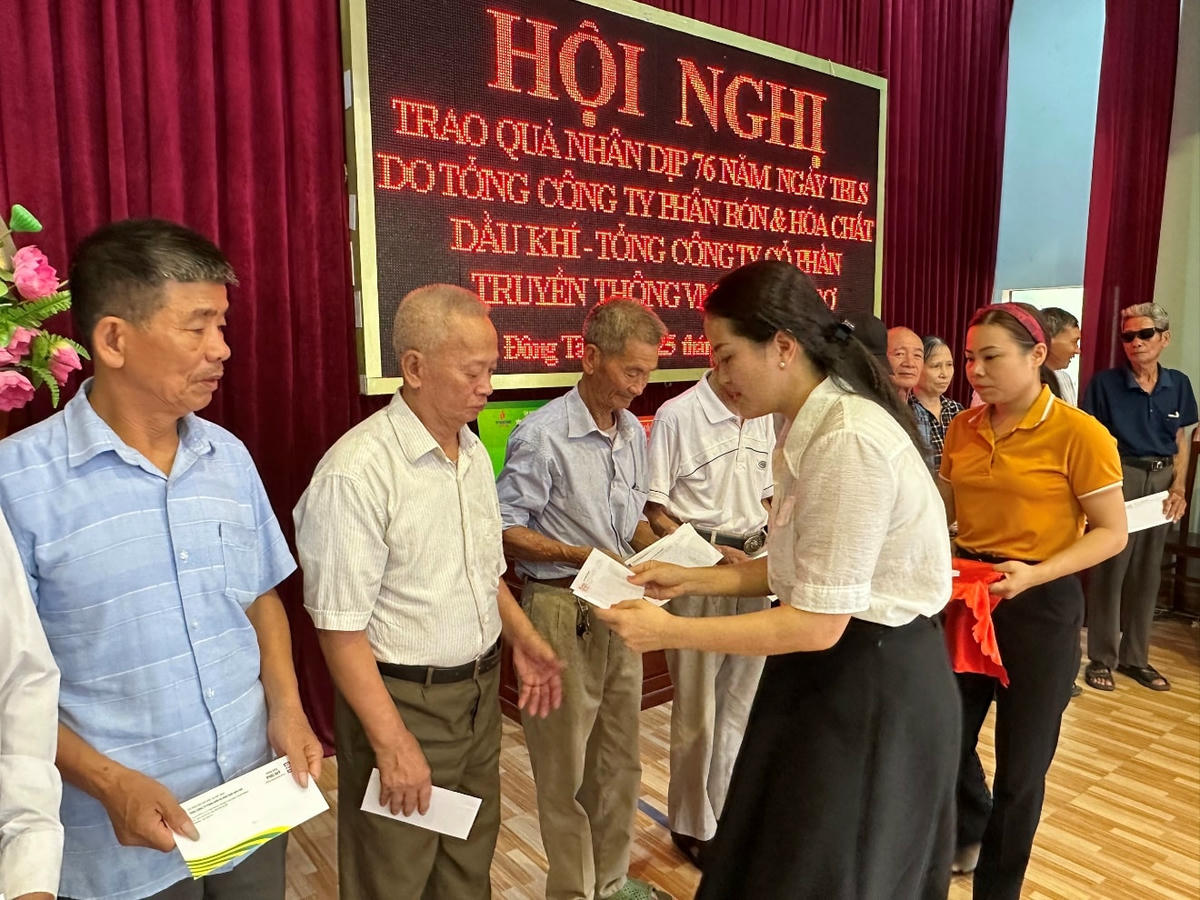 Đại diện Công ty Cổ phần TNH99 Việt Nam và Tổng Công ty Phân bón và Hóa chất Dầu khí trao quà tại xã Đông Tân, huyện Đông Hưng, tỉnh Thái Bình