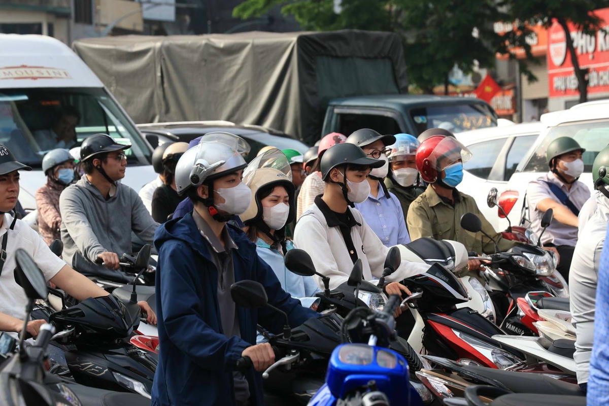 Người dân băn khoăn về việc cấm xe máy chạy xăng. Ảnh: Hạ Lan.