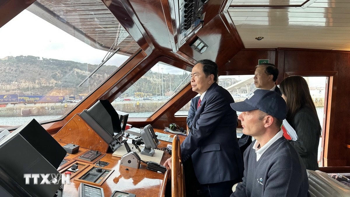 Phó Chủ tịch thường trực Quốc hội Trần Thanh Mẫn thăm cảng biển nước sâu Barcelona (Tây Ban Nha, 2023). (Ảnh: Thu Hà/TTXVN) ttxvn-viet-nam-tay-ban-nha-3.jpg