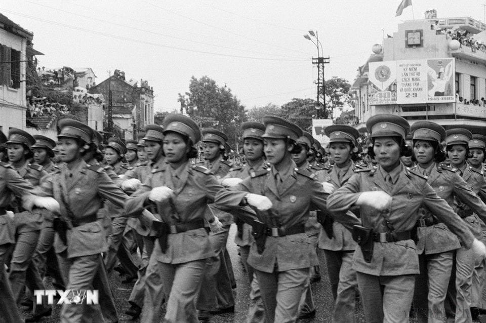 Các nữ chiến sỹ công an nhân dân diễu hành trên đường phố Hà Nội. (Ảnh: Cao Phong/TTXVN)