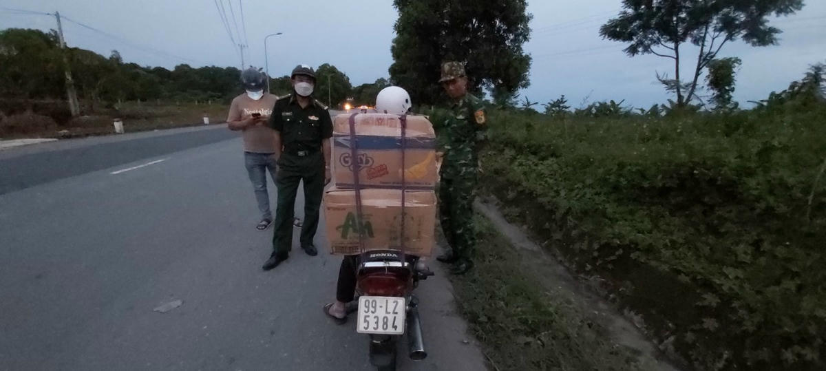 Thắm bị bắt quả tang đang vận chuyển thuê 40kg pháo vào lúc 18h25’ ngày 10/8 (Ảnh: BĐBP).