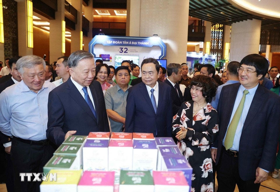 Tổng Bí thư Tô Lâm và các đại biểu tham quan triển lãm 