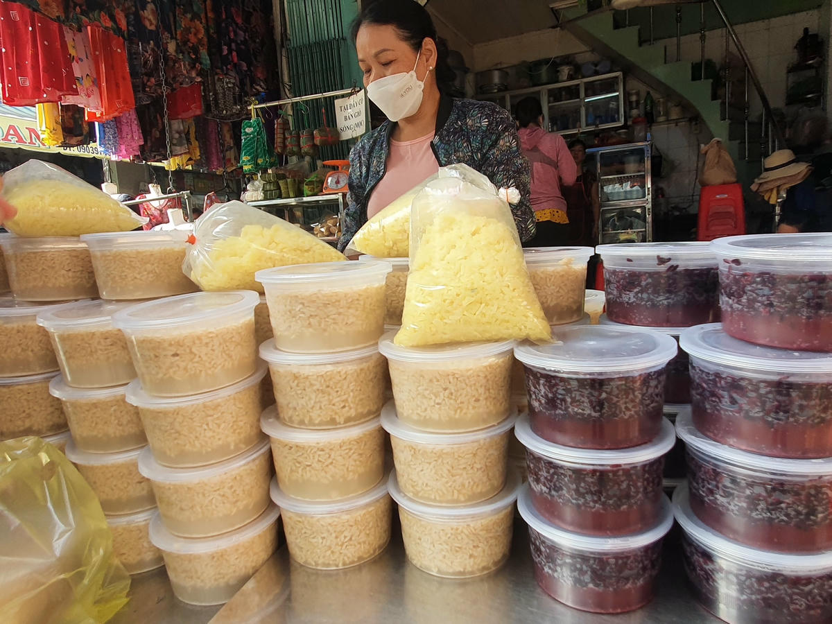 Một số mặt hàng như: cơm rượu, bánh ú tro năm nay tăng nhẹ.