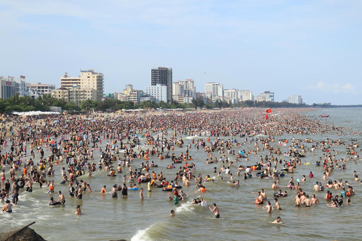 Trong chưa đầy 1 năm, TP biển Sầm Sơn đã đón hơn 6,5 triệu lượt khách, tổng thu đạt trên 13 nghìn tỷ đồng.