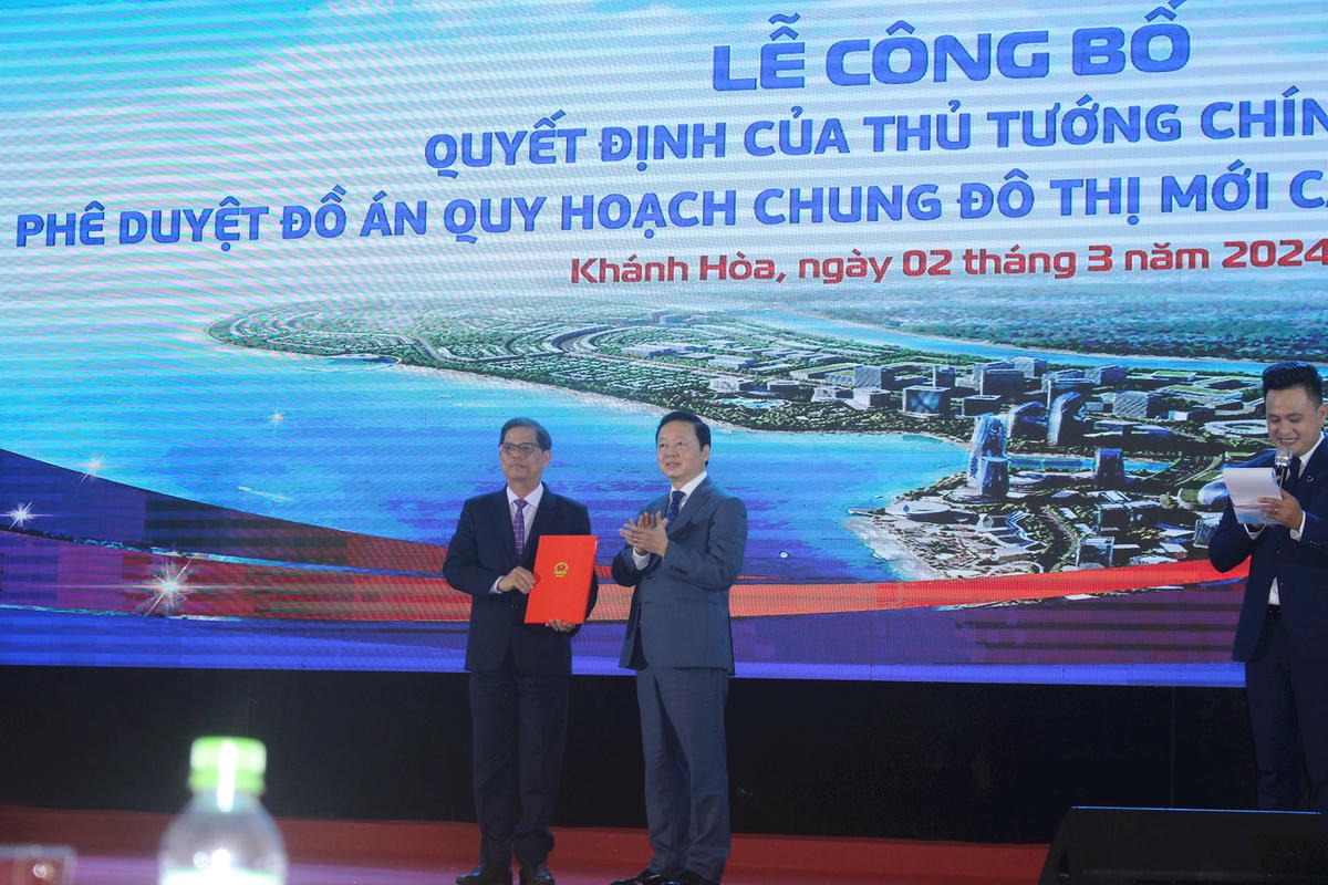 pho-thu-tuong-tran-hong-ha-trao-quyet-dinh-cho-chut-tich-ubnd-tinh-khanh-hoa-ve-viec-phe-duyet-quy-hoach-chung-do-thi-moi-cam-lam..jpg