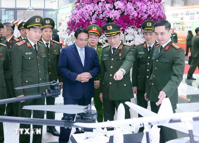 Thủ tướng Phạm Minh Chính tham quan sản phẩm ứng dụng công nghệ cao trưng bày tại Hội nghị Công an toàn quốc lần thứ 80. (Ảnh: Dương Giang/TTXVN) ttxvn-26122024-thu-tuong-cong-an-10.jpg