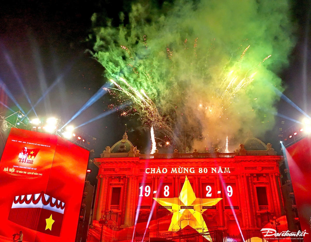 Điểm nhấn của Chương trình là 3 màn trình chiếu 3D mapping và pháo hoa nghệ thuật đặc sắc; sự kết hợp hòa quyện giữa âm nhạc, ánh sáng và nghệ thuật đưa khán giả bước vào hành trình ánh sáng xuyên thời gian: từ những dấu mốc lịch sử hào hùng, qua không gia văn hóa rực rỡ của Thăng Long - Hà Nội đến trái tim công nghệ của tương lai Việt Nam. Ảnh: Phạm Sỹ.