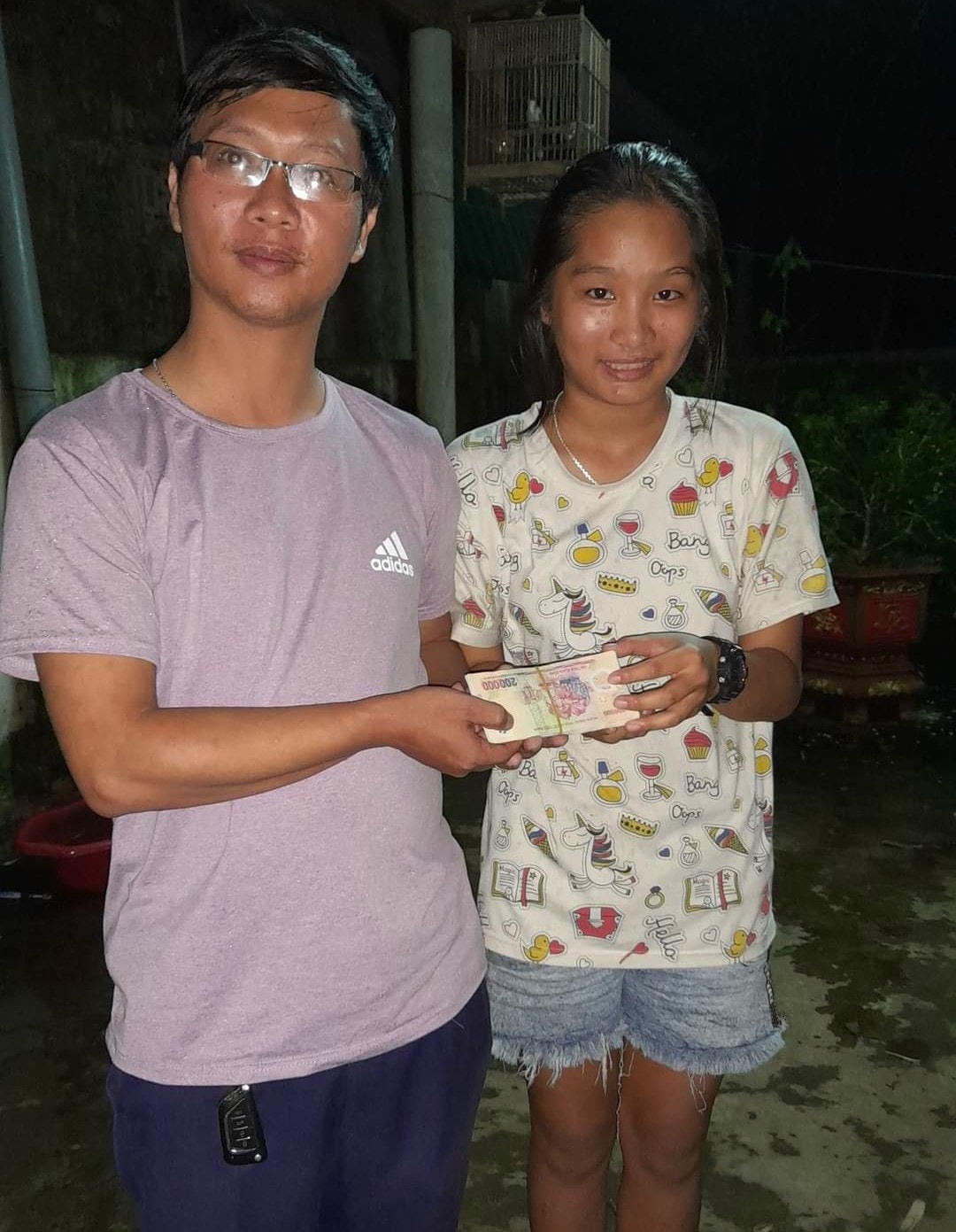 Anh Bình nhận lại số tiền đã đánh rơi trước đó. Ảnh: NVCC.