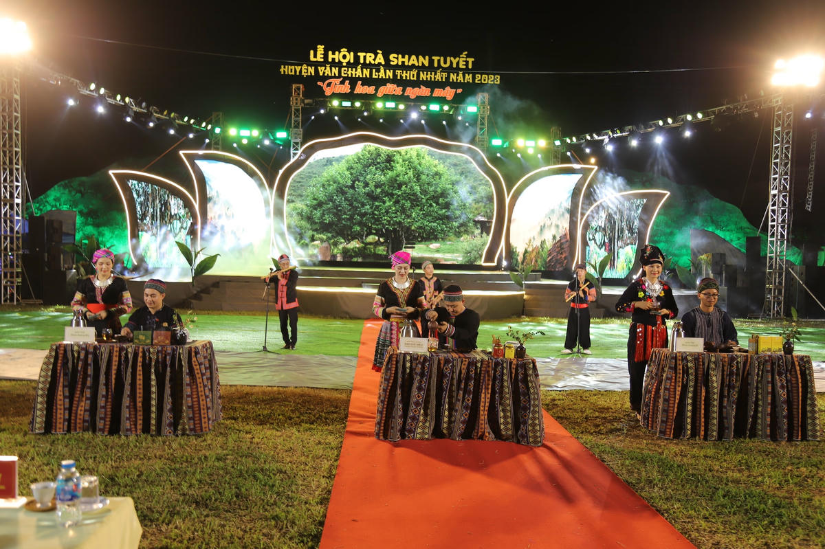 Mở đầu chương trình là màn biểu diễn cách pha trà đạo, thưởng trà. Ảnh: Ngô Hùng