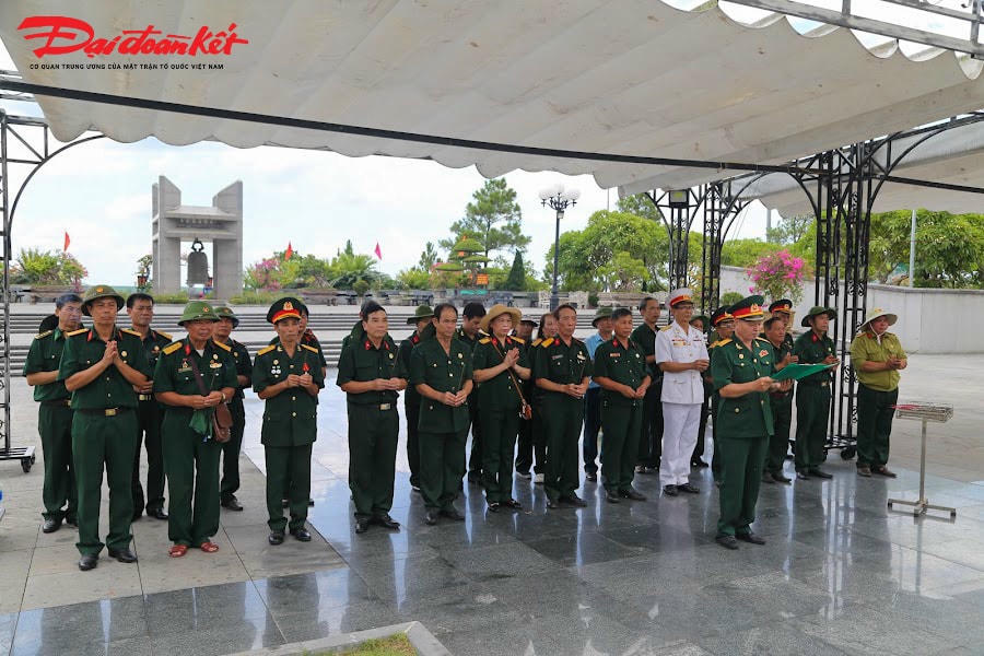 Từng đoàn người cũng đến viếng anh hùng liệt sĩ đang yên nghỉ tại đây.