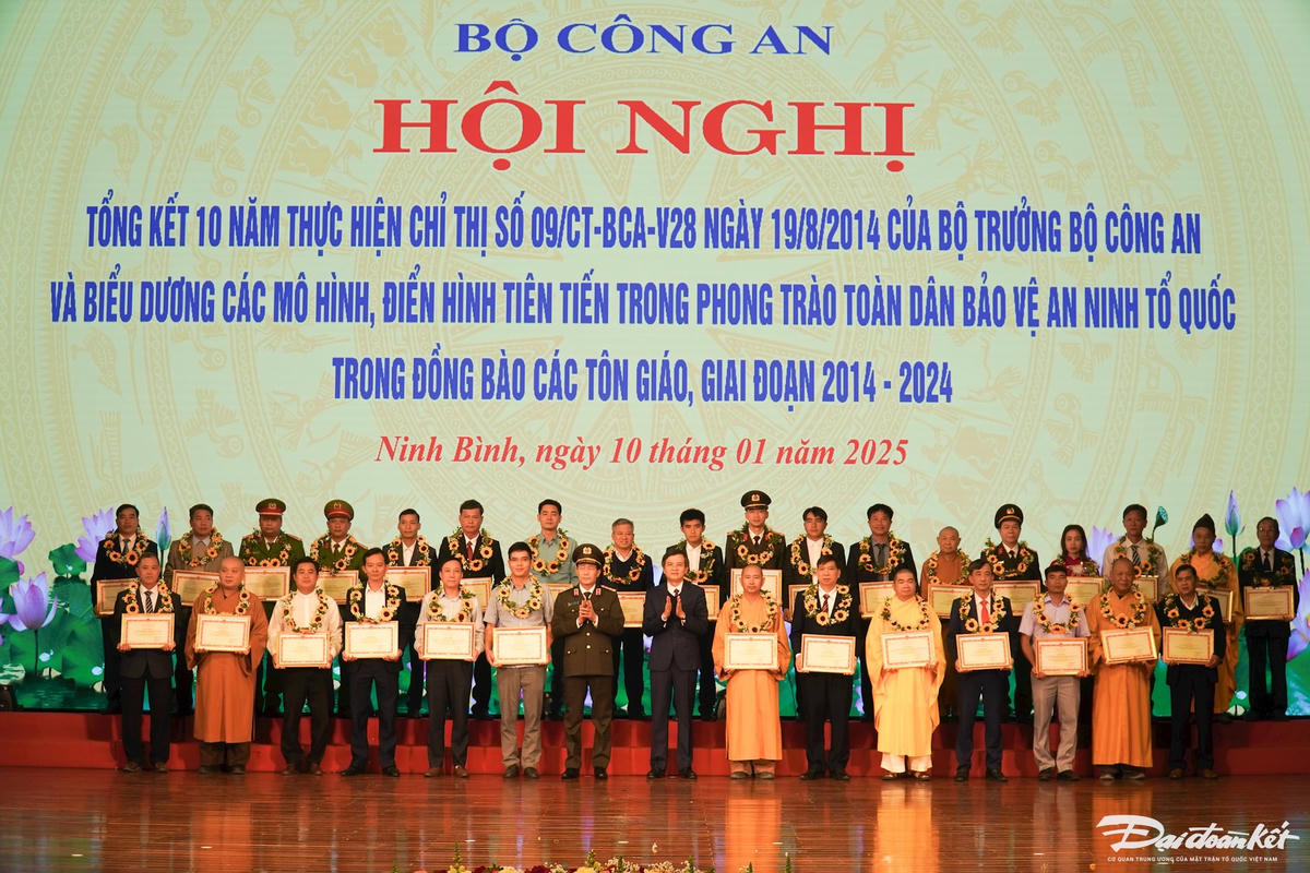38 tập thể tiêu biểu trong phong trào toàn dân bảo vệ ANTQ trong đồng bào các tôn giáo nhận Bằng khen của Bộ trưởng Bộ Công an. Ảnh: Đình Minh