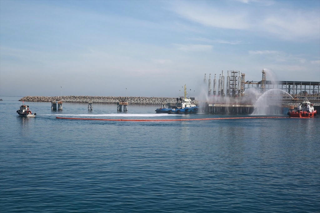 Các tàu dịch vụ quây chặn dầu và tiến hành thu gom.