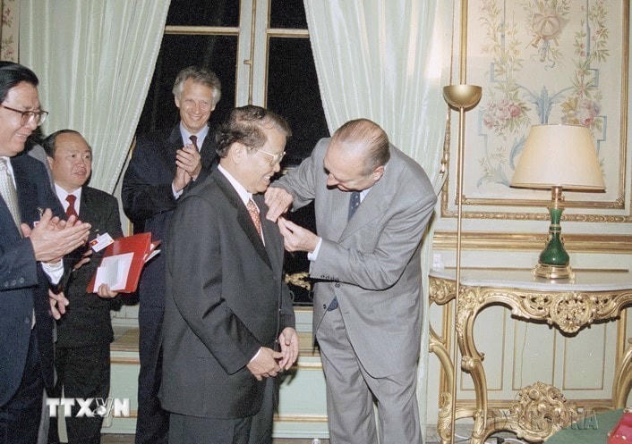 Tổng thống Pháp Jacques Chirac trao tặng Huân chương Bắc Đẩu bội tinh hạng Nhất cho Chủ tịch nước Trần Đức Lương (Paris, 28/10/2002). (Ảnh: Nguyễn Khang/TTXVN)