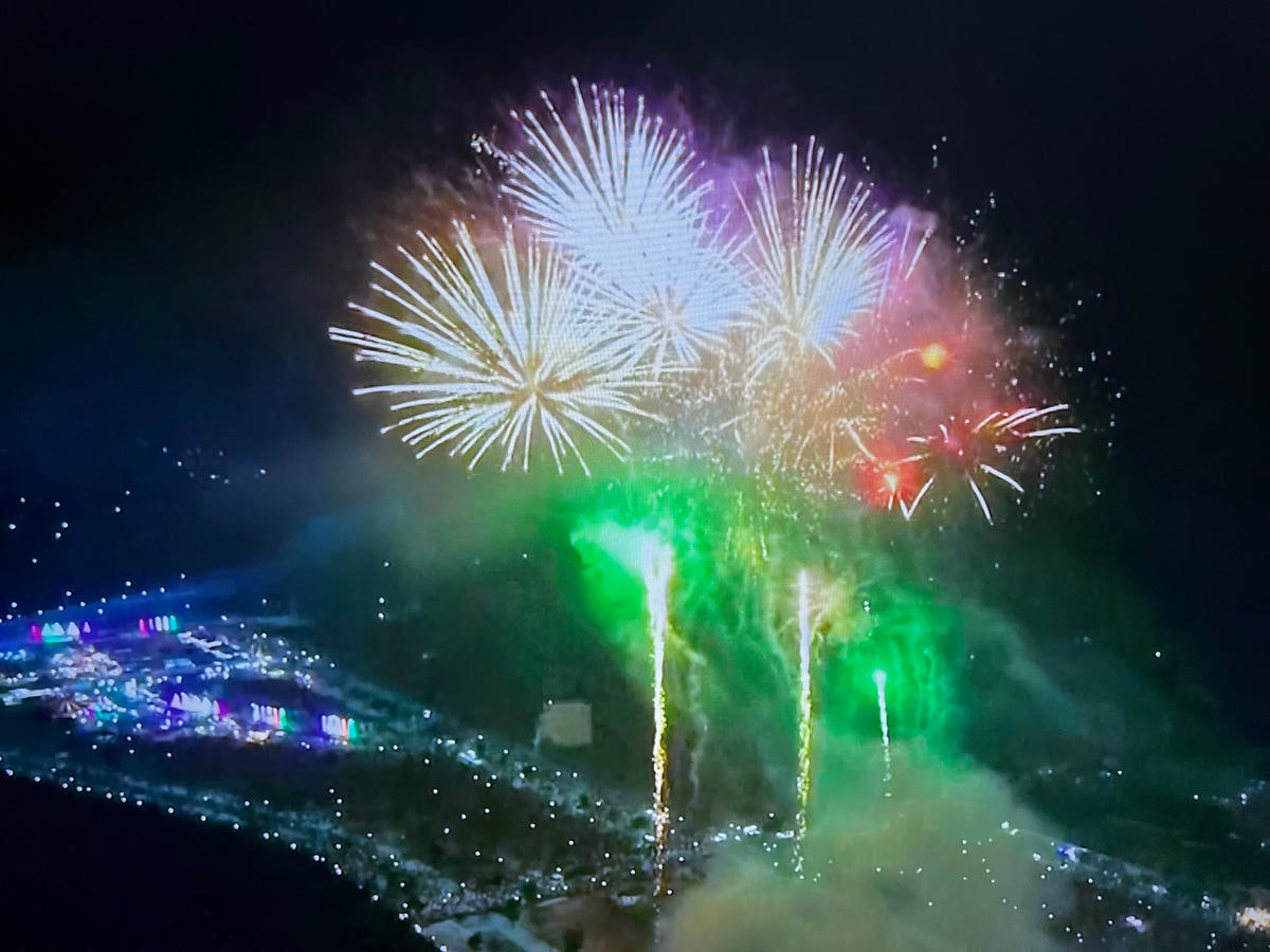 Mãn nhãn màn bắn pháo hoa.