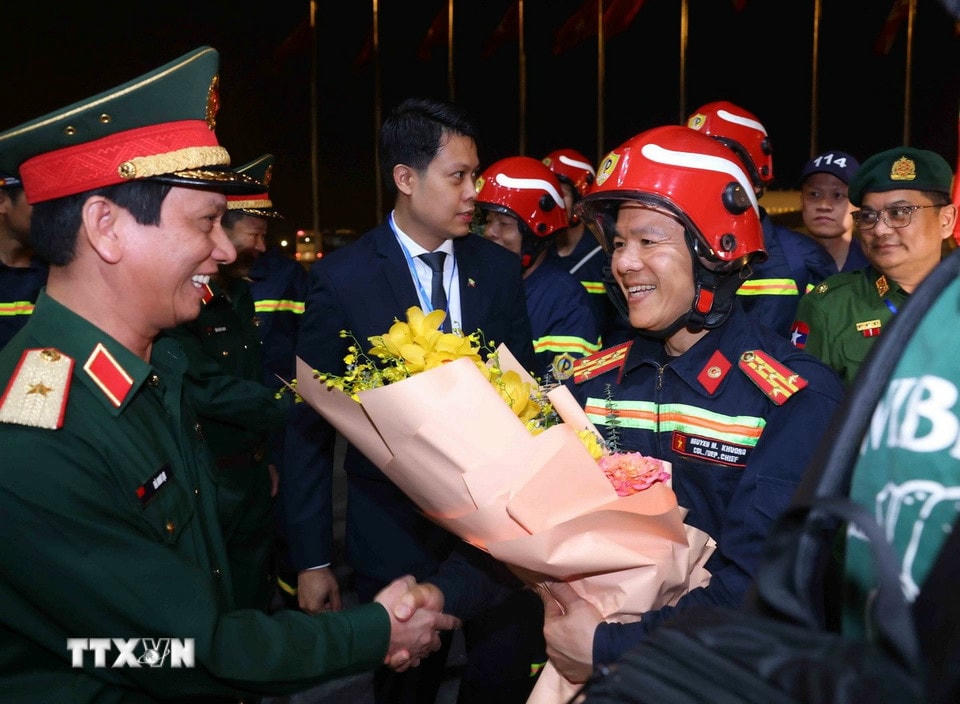 Lãnh đạo Bộ Quốc phòng đón lực lượng cứu hộ, cứu nạn hoàn thành nhiệm vụ trở về tại Sân bay quốc tế Nội Bài. (Ảnh: TTXVN)