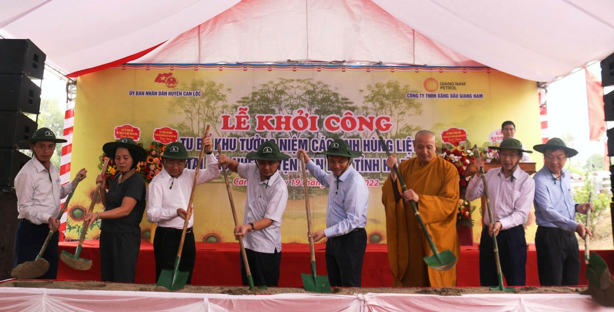 Đại diện lãnh đạo tỉnh Hà Tĩnh, TP Hải Phòng, huyện Can Lộc, Giáo hội Phật giáo Hà Tĩnh, Công ty TNHH Xăng dầu Giang Nam và thân nhân các anh hùng, liệt sĩ làm lễ động thổ.