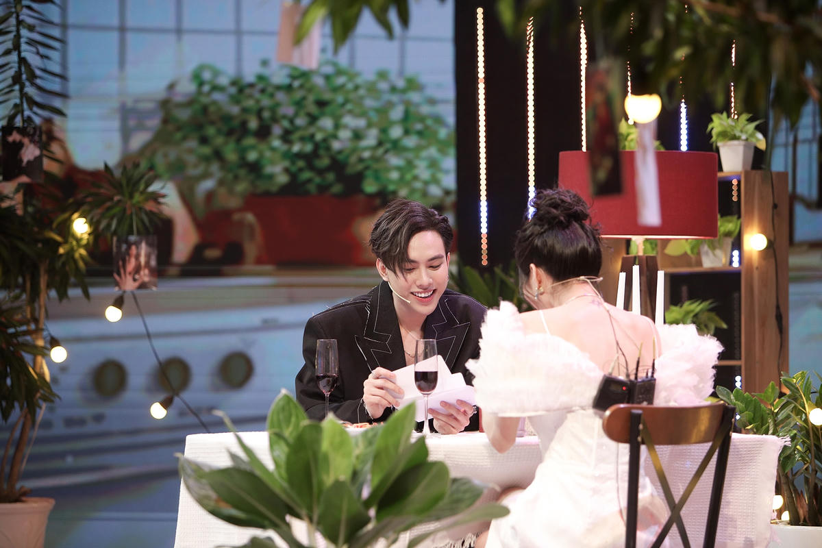 Vy Dương và Woni đã quen nhau nhờ anh trai của Woni và cảm mến nhau từ đó dù không ai dám nói ra. Ảnh: Perfect Universe.