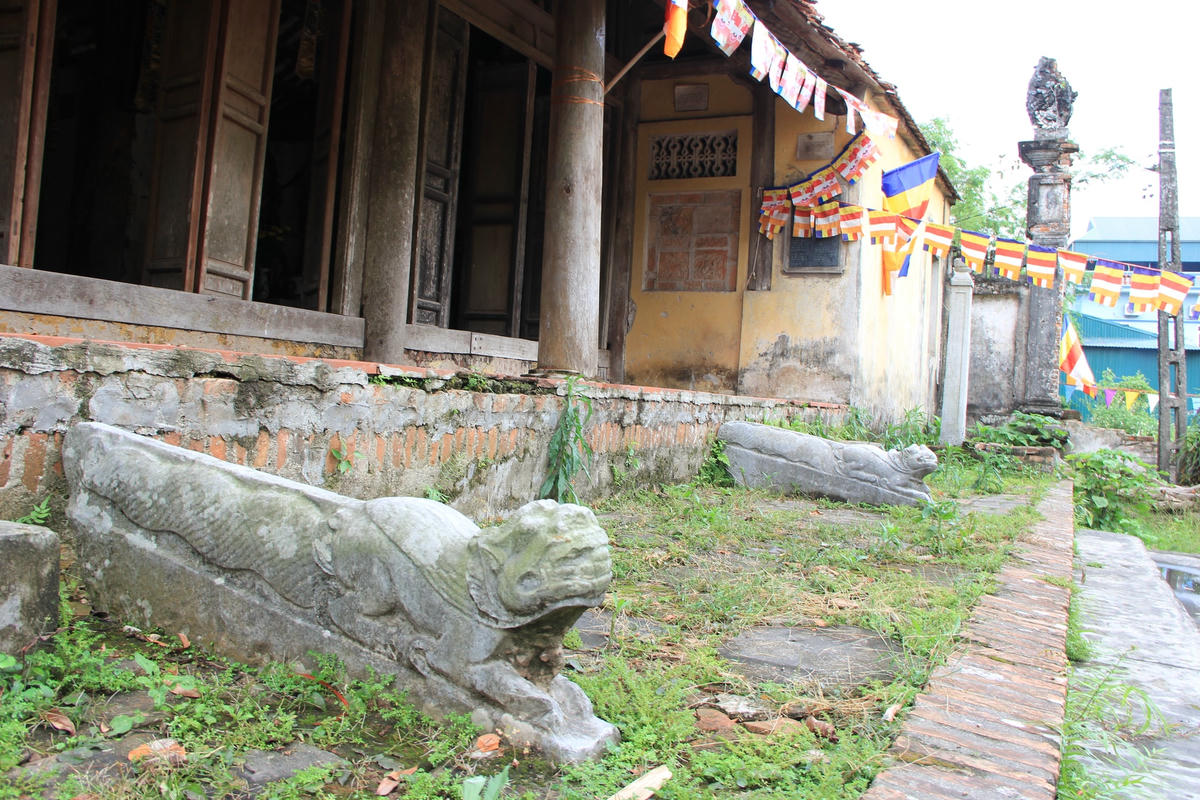 Theo ghi nhận của PV, Chùa Tre nằm trong một con ngõ của làng Đại Nghiệp. Nhìn bề ngoài ngôi chùa là cổng tam quan vừa mới xây dựng trông đẹp đẽ, ngay cạnh cây bồ đề cổ thụ bao trọn cả cổng chùa. Nhưng khi đi vào bên trong ngôi chùa thì trông hoang hóa, mọi hạng mục công trình kiến trúc bị xuống cấp khiến mọi người không khỏi xót xa.