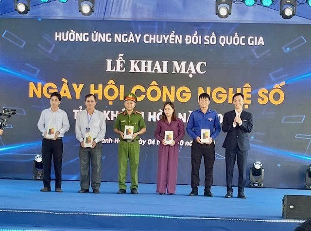 Trao tặng máy tính báng cho thành viên tiêu biểu các tổ công nghệ số.
