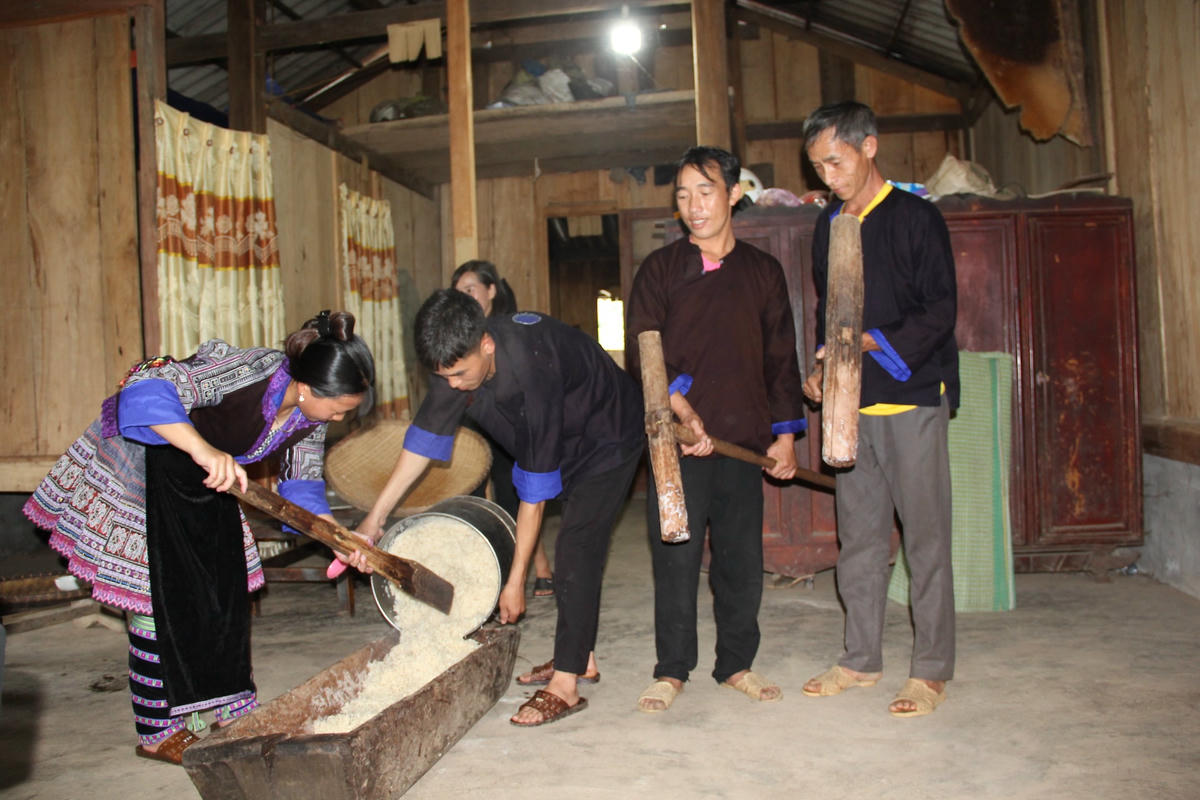 Các thành viên trong gia đình quây quần, chuẩn bị thức ăn để cùng nhau đón Tết Độc lập