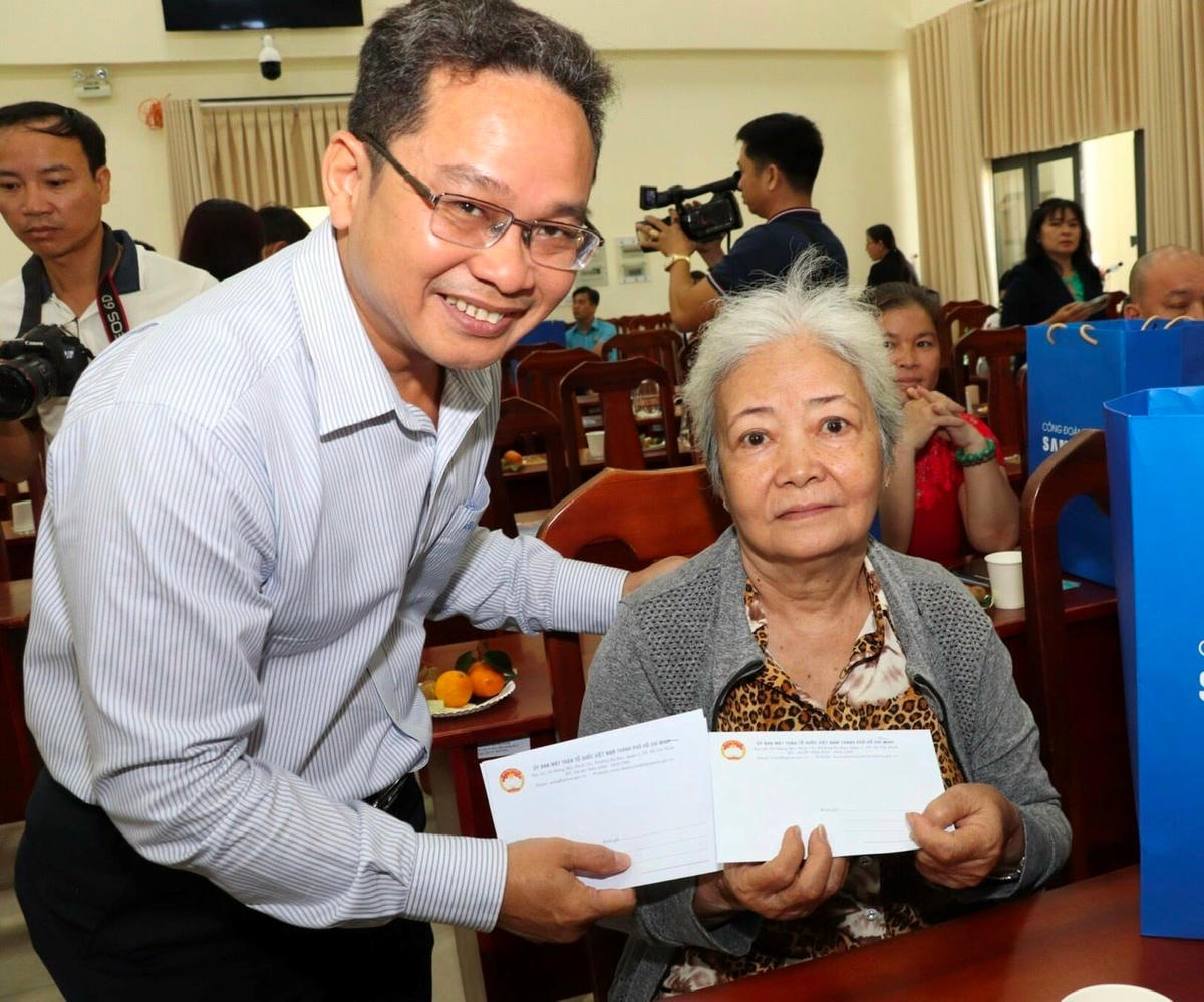 ong-pham-minh-tuan-pho-chu-tich-mttq-viet-nam-tp-hcm-trao-ho-tro-den-nguoi-ngheo-tai-chuong-trinh..jpg