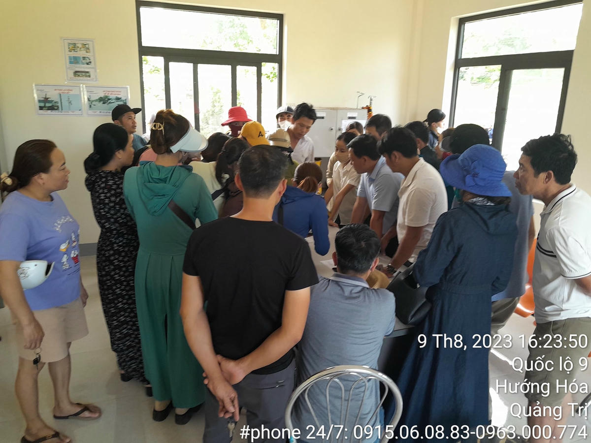 Rất đông người dân tụ tập tại Điện lực Lao Bảo để yêu cầu làm rõ việc có người tự ý lấy thông tin cá nhân của họ để lập tài khoản ngân hàng. Ảnh: Fb Thành Cuội Lao Bảo.