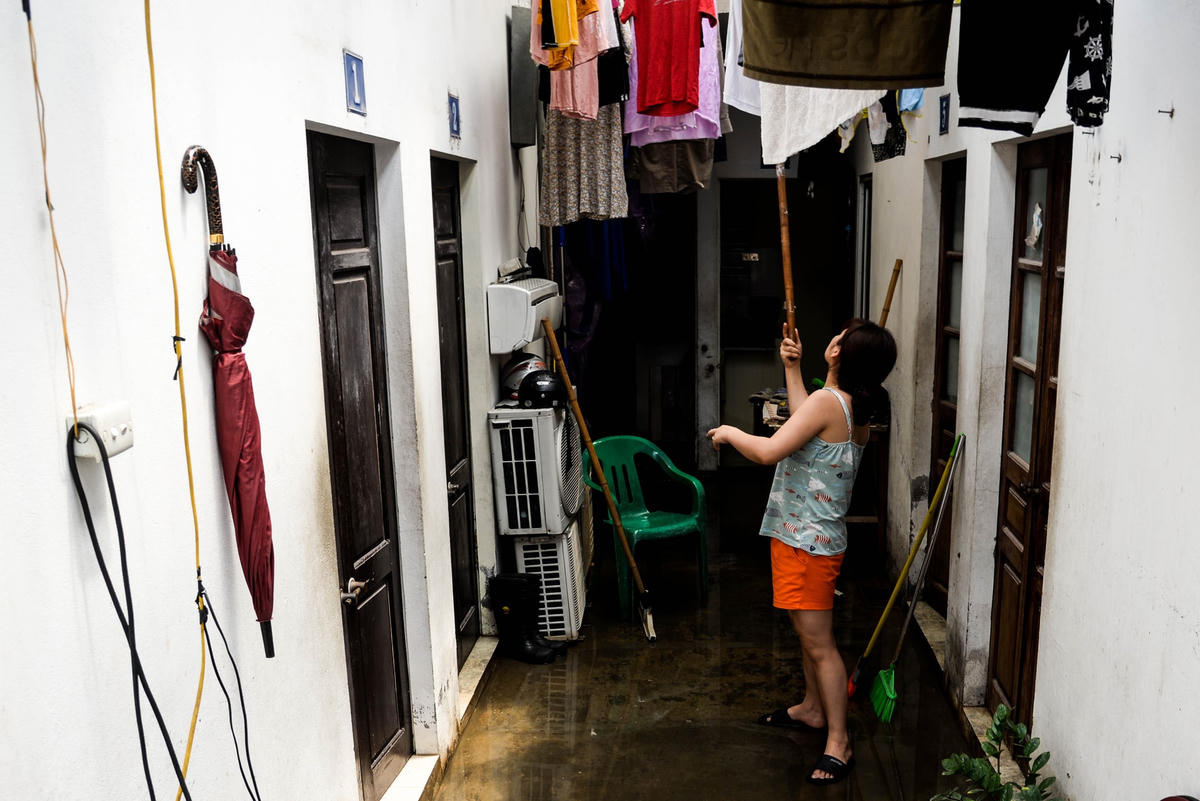 Một số hộ gia đình đã dựng rào chắn để ngăn dòng nước, thậm chí huy động đến cả máy bơm để hút nước từ trong nhà ra ngoài, nhưng hầu như không hiệu quả vì nước từ bên ngoài quá nhiều lại tiếp tục thấm vào phía bên trong.