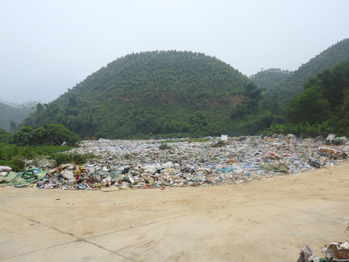 Ngoài ra, có tình trạng rác tập kết lộ thiên.