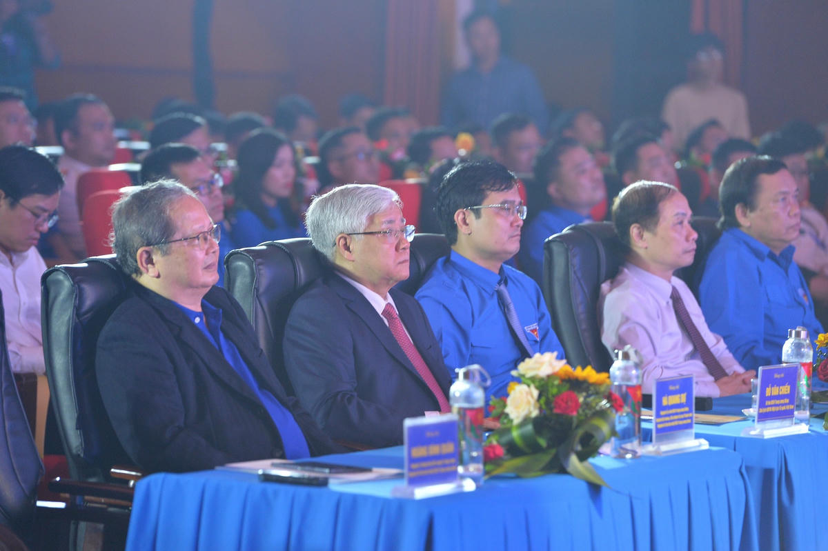 Các đại biểu tham dự buổi lễ.