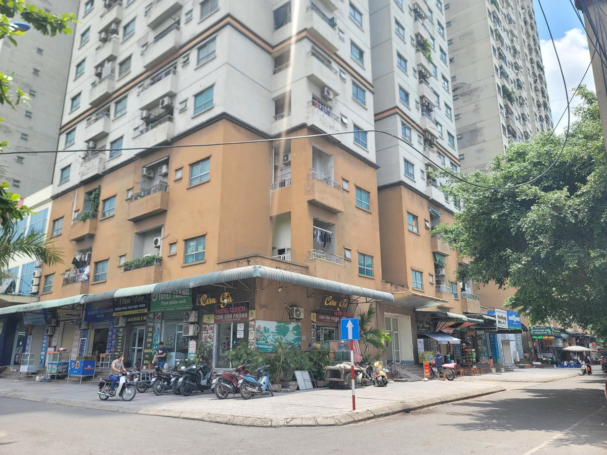 Dự án chung cư CT6 tại phường Kiến Hưng, quận Hà Đông do Công ty cổ phần Sản xuất - Xuất nhập khẩu Bemes làm chủ đầu tư. Theo quy hoạch thiết kế được duyệt, dự án có 2 tòa chung cư gồm: CT6A và CT6B. Tuy nhiên, trong thực tế chủ đầu tư đã xây dựng 3 tòa nhà gồm, CT6A, CT6B và CT6C (mỗi tòa cao 30 tầng và tăng 1 tòa so với quy hoạch được duyệt).