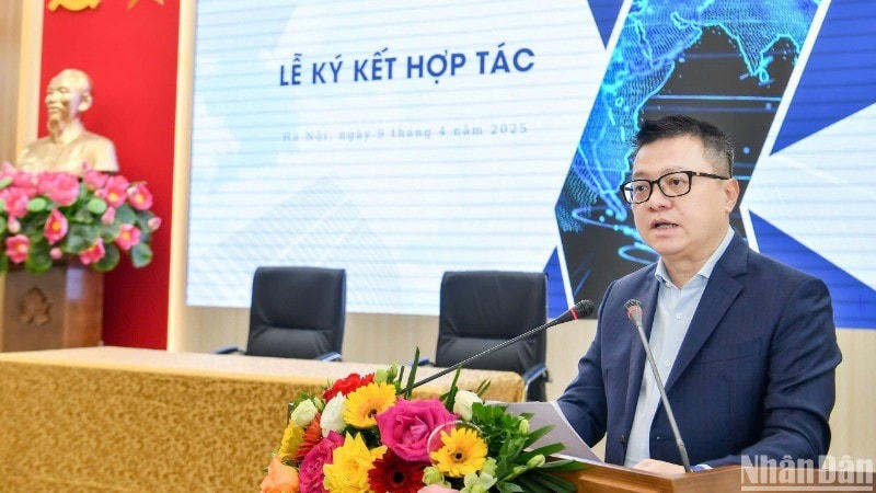 Đồng chí Lê Quốc Minh, Ủy viên Trung ương Đảng, Tổng Biên tập Báo Nhân Dân, Phó Trưởng Ban Tuyên giáo và Dân vận Trung ương, Chủ tịch Hội Nhà báo Việt Nam phát biểu tại lễ ký kết. 