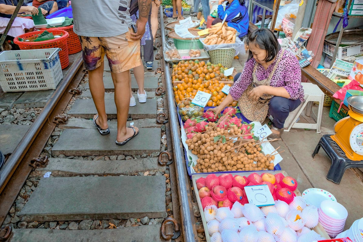 Những quầy hàng được đặt sát cạnh đường tàu. Ảnh: AFP.