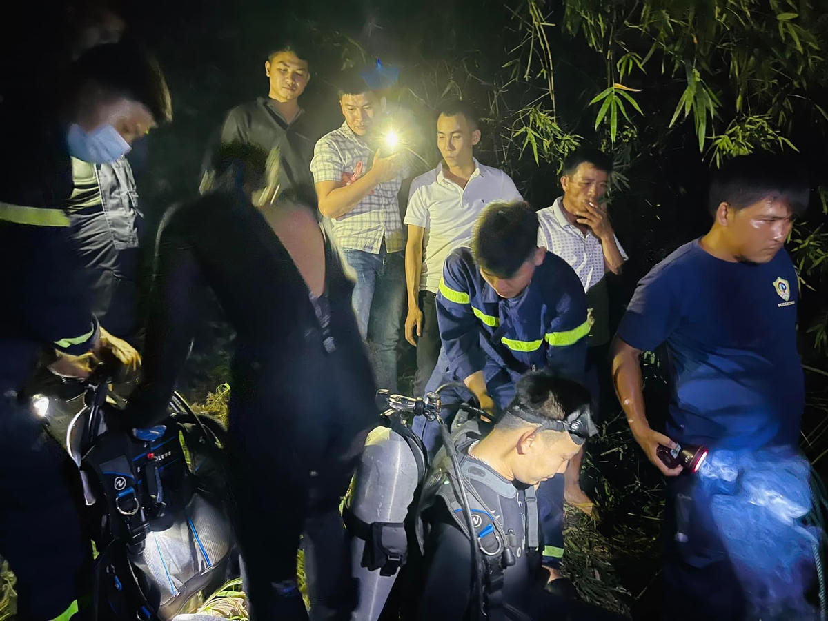 Sáng nay 3/6, hoạt động tìm kiếm được bắt đầu lại từ rất sớm (Ảnh: Phòng Cảnh sát PCCC và CNCH).