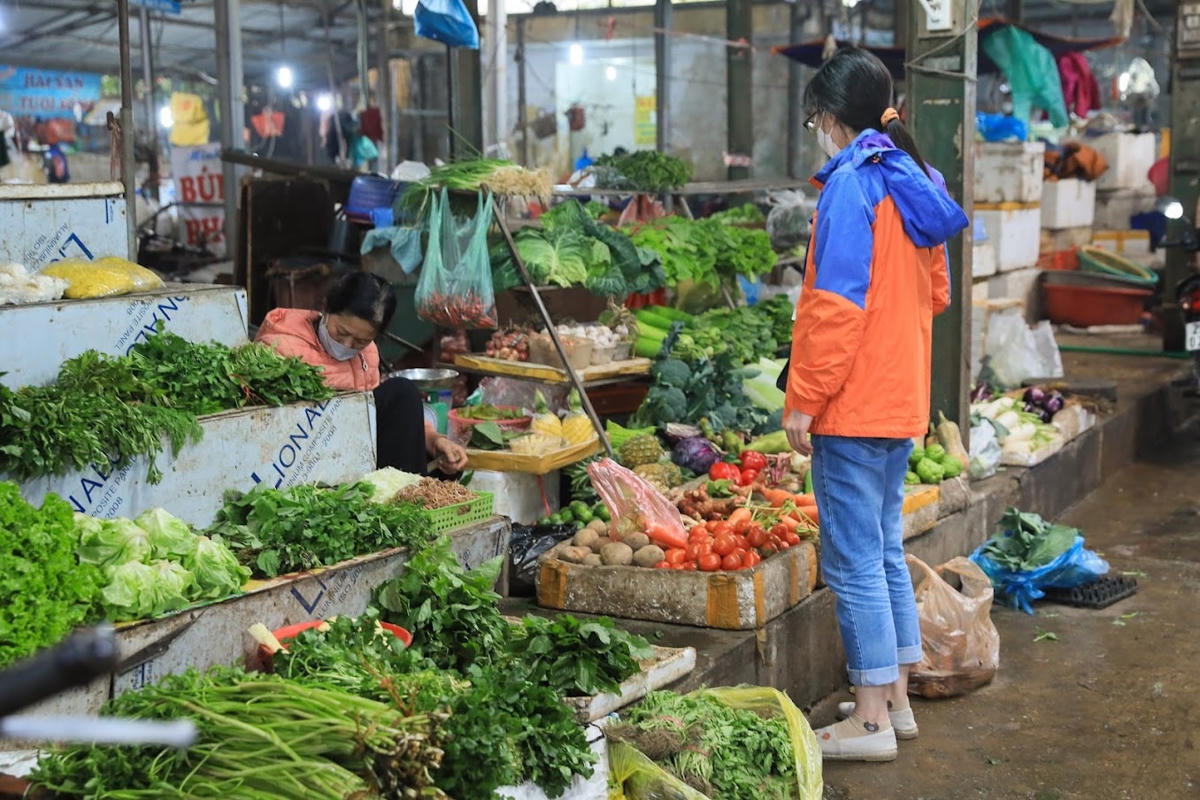 Giá hàng hóa và một số thực phẩm thiết yếu chưa giảm như kỳ vọng của người dân. Ảnh: Quang Vinh.