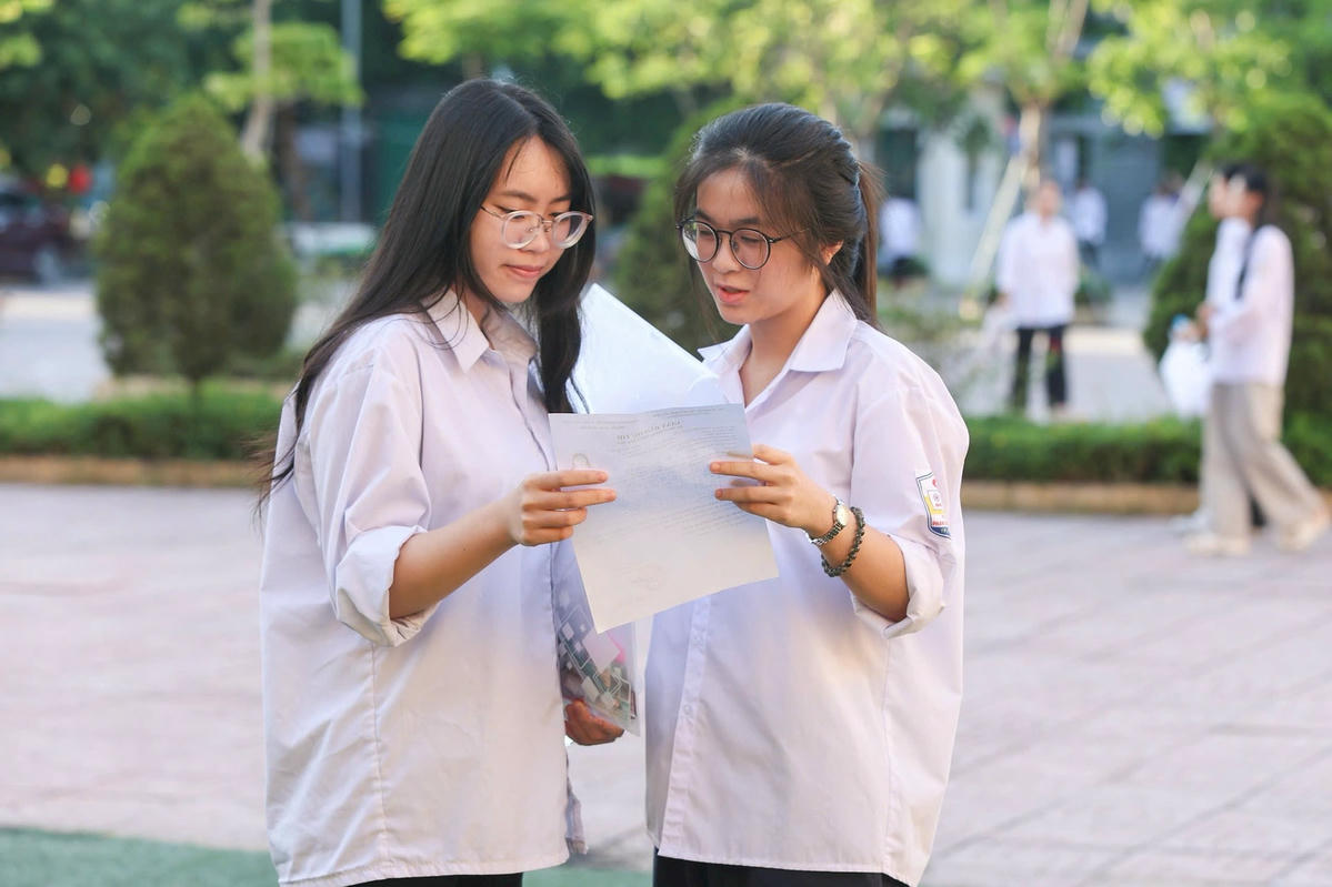 Thí sinh dự thi môn Ngữ Văn tại điểm thi Trường THCS Nguyễn Du- Hà Tĩnh (ảnh Phạm Quang Vinh)