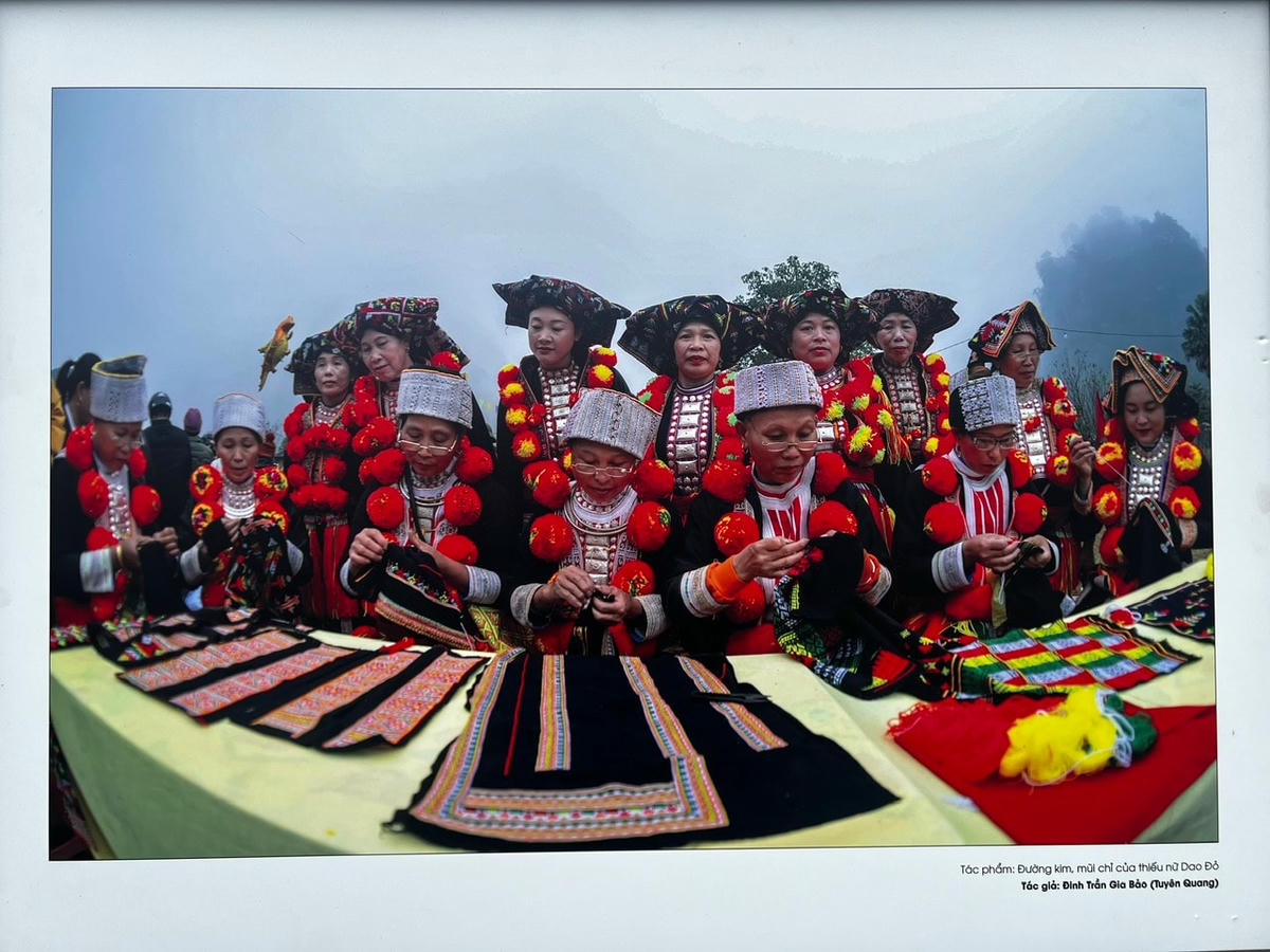 Đường kim, mũi chỉ của thiếu nữ Dao Đỏ. Ảnh: Đinh Trần Gia Bảo