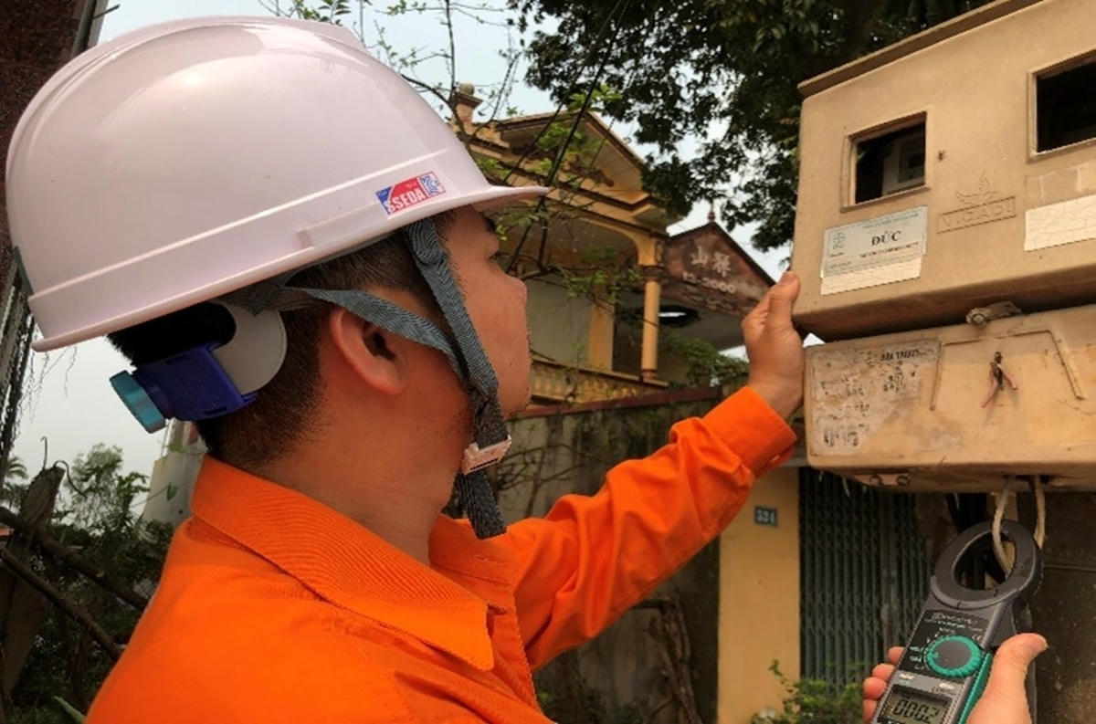 Công nhân Điện lực TP Điện Biên Phủ sửa chữa dây sau công tơ.