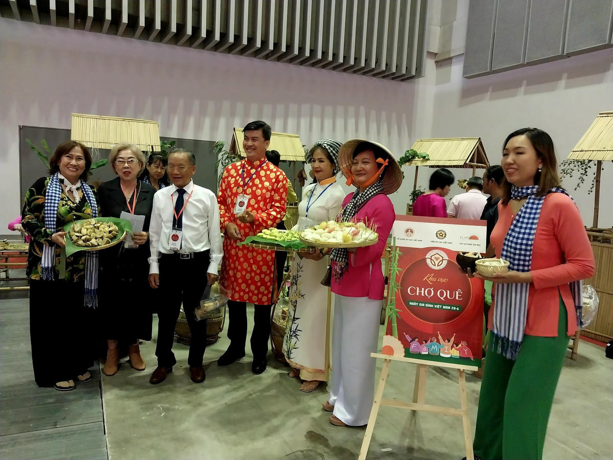 Mọi người hào hứng tham gia phiên chợ quê.