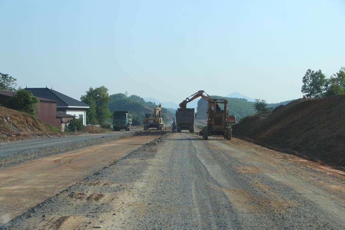 Hiện các nhà thầu thi công đang tích cực tăng ca, thi công, với mục tiêu dự án hoàn thành trong năm 2023. Ảnh: Ngô Hùng