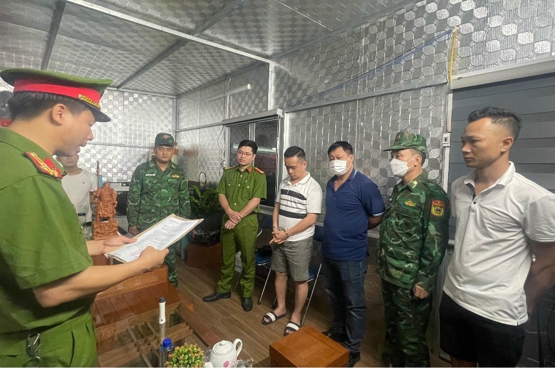 Cơ quan Cảnh sát điều tra đọc Lệnh khám xét khẩn cấp nơi ở của đối tượng Ngô Tiến Thảo. Ảnh: Công an tỉnh Lào Cai